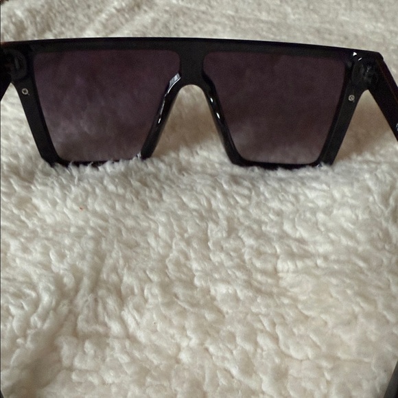 Elegant Black Oversized Sunglasses - Picture 3 of 4